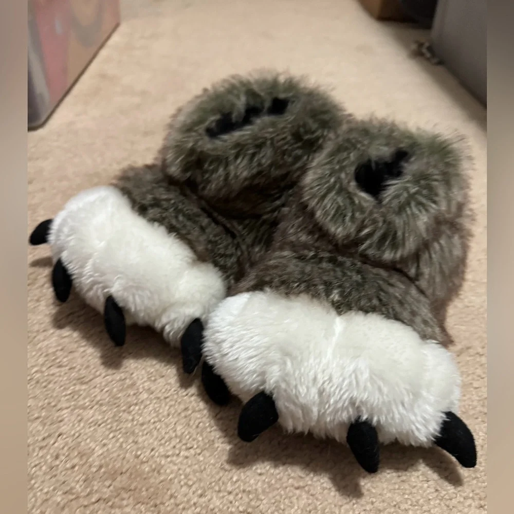 Kids wolf slippers kids size 9-11